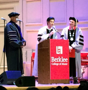 王力宏日前獲母校美國波士頓柏克萊音樂學院榮譽博士學位，右為校長布朗。p1135-a8-22