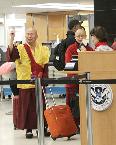 圖為師尊手拿護照在西雅圖機場準備通關p1136-03-01