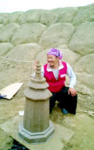 圖為王松冠老師與其沙雕作品p1136-12-03