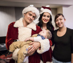 奧蘭多布魯（Orlando Bloom）、凱蒂佩芮（Katy Perry）兩人日前雙雙穿上聖誕裝，萌扮「聖誕老公公」、「聖誕老婆婆」來到洛杉磯的兒童醫院，發送禮物給孩童，並一起唱聖誕歌、玩遊戲，場面相當溫馨。p1140-a5-02