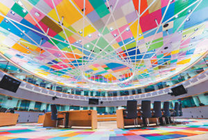 歐盟新總部大樓內巨大的球體，球形體內大會議室的天花板和地板五顏六色。p1141-a4-01