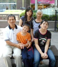 圖為陳美慧（後左）與兩個孩子，及全心力支持她的爸爸媽媽p1142-12-02