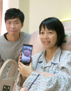 台北市立聯合醫院和平婦幼院區的黃姓夫婦，2016年1月1日喜獲「元旦寶寶」。p1142-a6-02