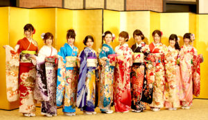 日本女子偶像團體AKB48及姊妹團共三十二人日前在東京的神田明神神社接受成人禮，感謝粉絲這一年來的支持。p1143-a5-02