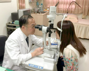 空氣品質不佳，眼睛首先受害。眼科醫師陳瑩山表示，近來眼睛不適者明顯增加，多是眼睛乾澀、發紅、疲勞、慢性結膜炎，也有人眼皮長滿結石，都是髒空氣惹禍。圖為眼科醫師為患者看診。p1143-a6-03