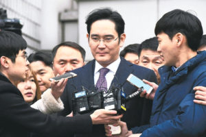 韓國三星少主李在鎔（中）接受法官審訊後，拒絕回答記者提問。p1144-a4-03