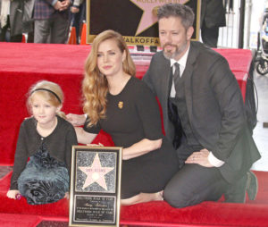 艾美亞當斯（Amy Adams）榮獲好萊塢頒發的「好萊塢星光大道」星星獎章，她帶著老公達倫蓋洛與6歲的女兒Aviana一同出席典禮，分享她在好萊塢大道上留名的榮耀時刻。p1144-a5-04