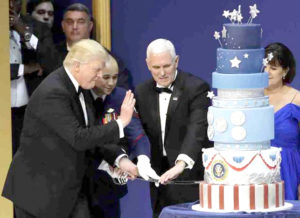 川普和副總統彭斯在就職舞會中切蛋糕p1145-a1-11