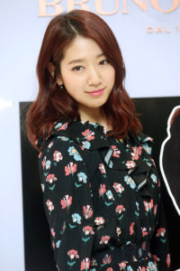 韓國明星朴信惠日前出席了在首爾樂天百貨本店舉行的某時尚品牌活動。p1145-a5-04
