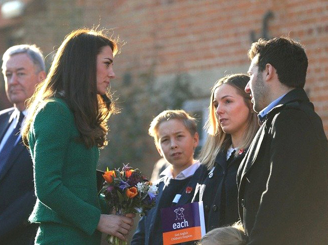 英國凱特王妃與失去孩子的夫婦交談p1146-a1-13