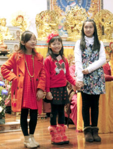 圖為三位可愛的小蓮花童子，左起李琪、雷倩、伊庭p1148-05-02