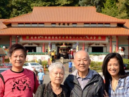 圖為曹欽盛（左）和白彥瑜（右）陪伴曹爸爸、曹媽媽參加西雅圖的大法會p1148-12-02