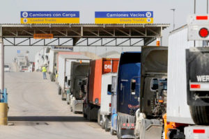 圖為本月3日在墨西哥邊界提華納市，許多卡車排隊等候進入美國。p1148-a4-04Web only