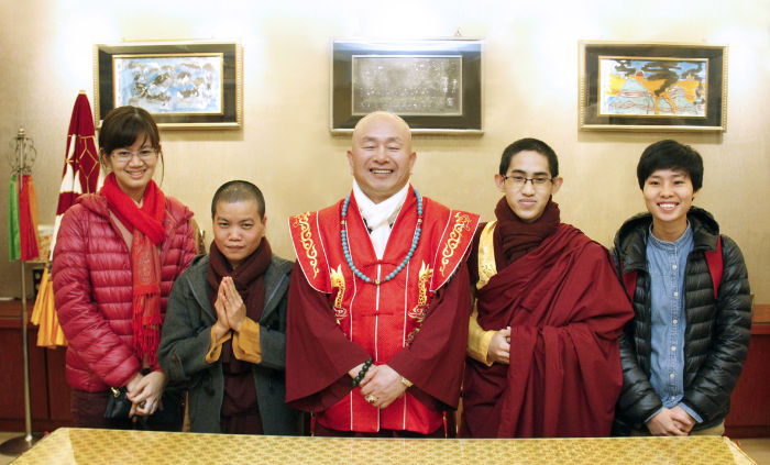 圖為師尊與貴賓越南天心帕瑪法師(左2)、吐卡桑寶天心喇嘛(右2)及兩位貴賓合影p1150-03-04