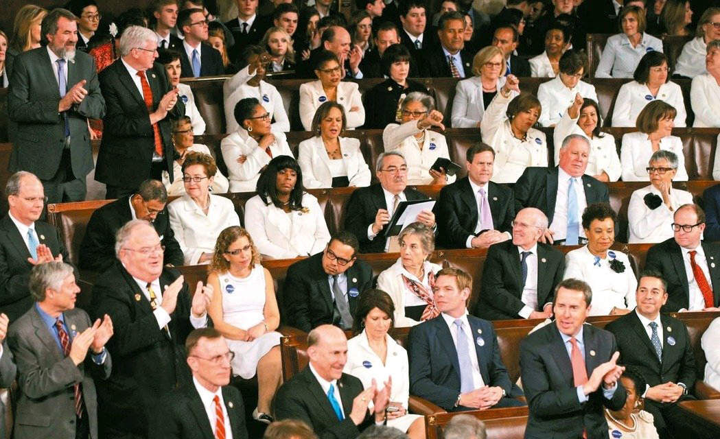 川普向國會發表演說，民主黨多數女議員穿白衣抗議川普不尊重婦女。p1150-a4-01B