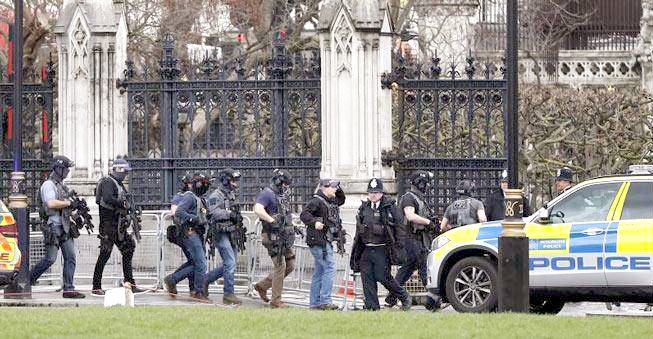 英國倫敦國會大廈外傳出巨大槍響 武裝警察趕抵現場戒備p1153-a4-07