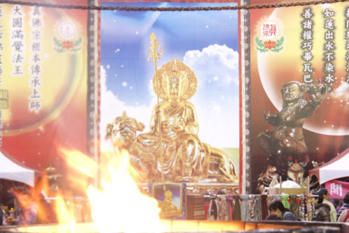 圖為戶外莊嚴的地藏王菩薩法相，護摩火光明吉祥p1155-01-00