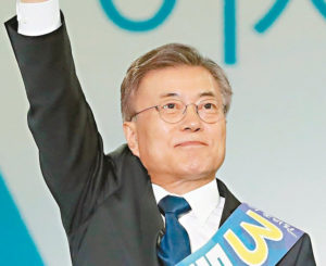 南韓總統大選各政黨候選人，最大在野黨共同民主黨推舉前黨魁文在寅為候選人，安哲秀成為第二大在野黨「國民之黨」候選人，文在寅在各項民調中支持率暫列第一。p1155-a4-05