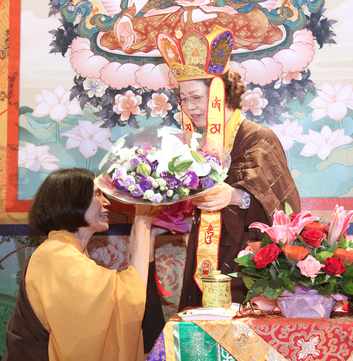 圖為福佑雷藏寺代表敬獻鮮花給師母。　p1157-02-05