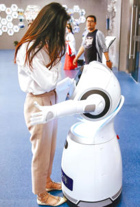 一個能與人對話交流的智慧互動機器人在擁抱一位觀眾。 p1163-a1-06bWeb Only