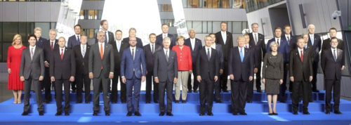 川普在布魯塞爾會見歐盟領袖並出席北約高峰會合影。 p1163-a4-01b