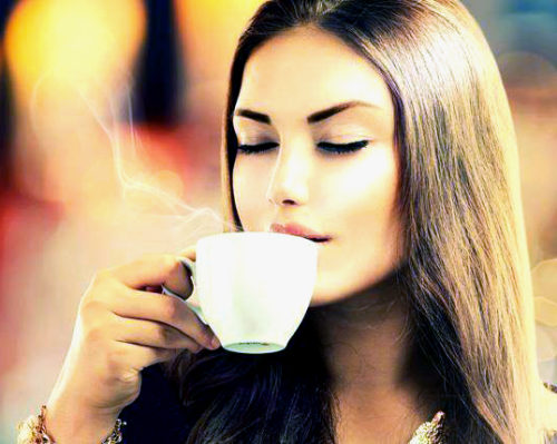 喝咖啡讓你口氣難聞？ 許多人一天要喝上幾杯咖啡，但咖啡由於富含咖啡因，所以會引起口乾舌燥，讓口腔中的唾液不足，進而為細菌和真菌提供了有利的繁殖條件，最後讓你口氣難聞。p1163-a6-06Web Only