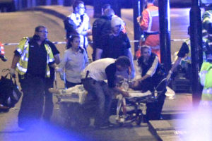 救護人員在倫敦橋上救護傷者 p1164-a1-03d