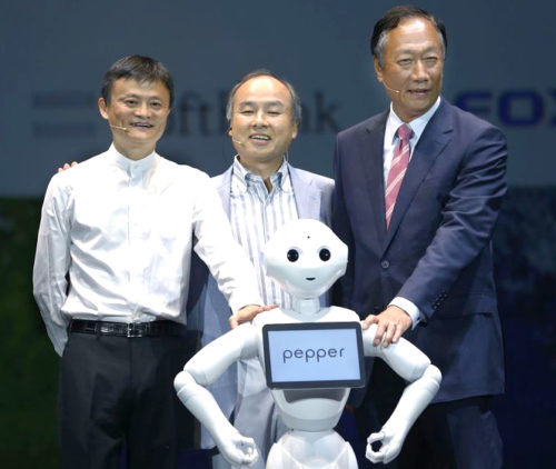 鴻海集團總裁郭台銘、馬雲、孫正義與機器人「pepper」 p1164-a4-01