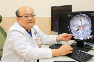 婦人腦動脈血管瘤「爆炸」 亞洲大學附屬醫院腦中風中心主任楊道杰提醒，一旦出現頭痛、頸部僵硬、發燒不退等現象，應合理懷疑是腦動脈瘤破裂的前兆。 p1164-a6-06Web Only