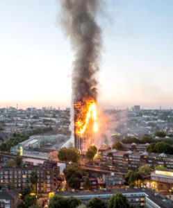 倫敦高樓遭大火吞噬濃煙竄天 p1165-a1-02