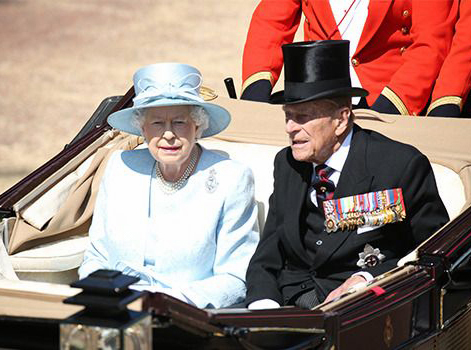 英國女王伊麗莎白二世和夫婿菲立普親王在馬車與群眾致意 p1166-a1-02
