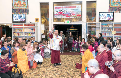 2017年6月17日晚間，美國西雅圖雷藏寺恭請當代法王蓮生活佛盧勝彥主持蓮花童子同修會，四眾弟子齊聚。圖為師尊做總加持。