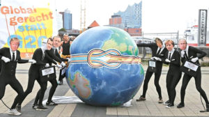 反對全球化的示威者日前在德國漢堡易北愛樂廳前演出行動劇，抗議將在漢堡舉行的G20峰會。p1168-a4-01