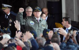 川普總統登上「福特號」航空母艦 p1171-a4-01b