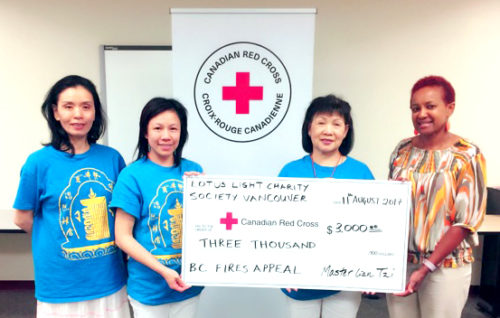 溫哥華華光功德會代表捐善款給紅十字會後合影
