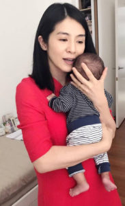 楊采妮懷孕生子抱著寶寶