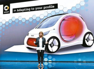 賓士車母公司戴姆勒的主管希格在法蘭克福車展上發表新款小車Smart Vision EQ