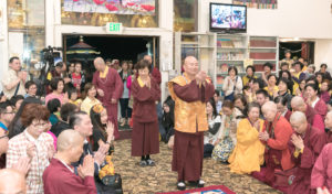 2017年9月23日週六晚間，美國西雅圖雷藏寺恭請蓮生法王盧勝彥主持幽冥教主地藏王菩薩同修會，四眾弟子護持。圖為師尊、師母禮佛。