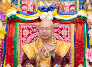 2017年9月23日週六晚間，美國西雅圖雷藏寺恭請蓮生法王盧勝彥主持幽冥教主地藏王菩薩同修會，四眾弟子護持。圖為師尊手結蓮花童子印。