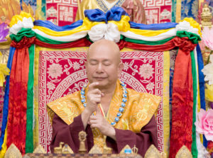 2017年9月23日週六晚間，美國西雅圖雷藏寺恭請蓮生法王盧勝彥主持幽冥教主地藏王菩薩同修會，四眾弟子護持。圖為師尊手結勾召印。