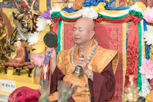2017年9月23日週六晚間，美國西雅圖雷藏寺恭請蓮生法王盧勝彥主持幽冥教主地藏王菩薩同修會，四眾弟子護持。圖為師尊以金剛鈴、鼓做迴向。