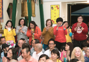 2017年9月23日週六晚間，美國西雅圖雷藏寺恭請蓮生法王盧勝彥主持幽冥教主地藏王菩薩同修會，四眾弟子護持。圖為外地來的善信向師尊問安。