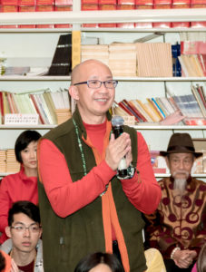2017年9月23日週六晚間，美國西雅圖雷藏寺恭請蓮生法王盧勝彥主持幽冥教主地藏王菩薩同修會，四眾弟子護持。圖為外地來的嘉賓善信向師尊問安。