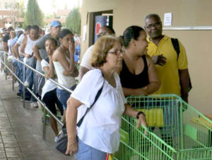 颶風重創波多黎各，民眾排隊搶購物資。