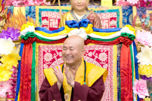 2017年9月30日晚間，美國西雅圖雷藏寺恭請蓮生法王主持週六最勝金剛「大準提佛母」同修會，四眾弟子虔心護持。圖為蓮生師佛。