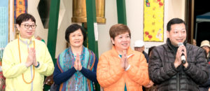 2017年9月30日晚間，美國西雅圖雷藏寺恭請蓮生法王主持週六最勝金剛「大準提佛母」同修會，四眾弟子虔心護持。圖為外來善信嘉賓向師尊問安。