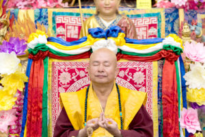 2017年9月30日晚間，美國西雅圖雷藏寺恭請蓮生法王主持週六最勝金剛「大準提佛母」同修會，四眾弟子虔心護持。圖為師尊手結供養印。
