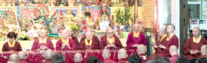 2017年9月30日晚間，美國西雅圖雷藏寺恭請蓮生法王主持週六最勝金剛「大準提佛母」同修會，四眾弟子虔心護持。圖為坐於大殿龍邊護持的上師團。