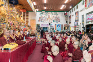 2017年9月30日晚間，美國西雅圖雷藏寺恭請蓮生法王主持週六最勝金剛「大準提佛母」同修會，四眾弟子虔心護持。圖為四眾佛子虔心共修。