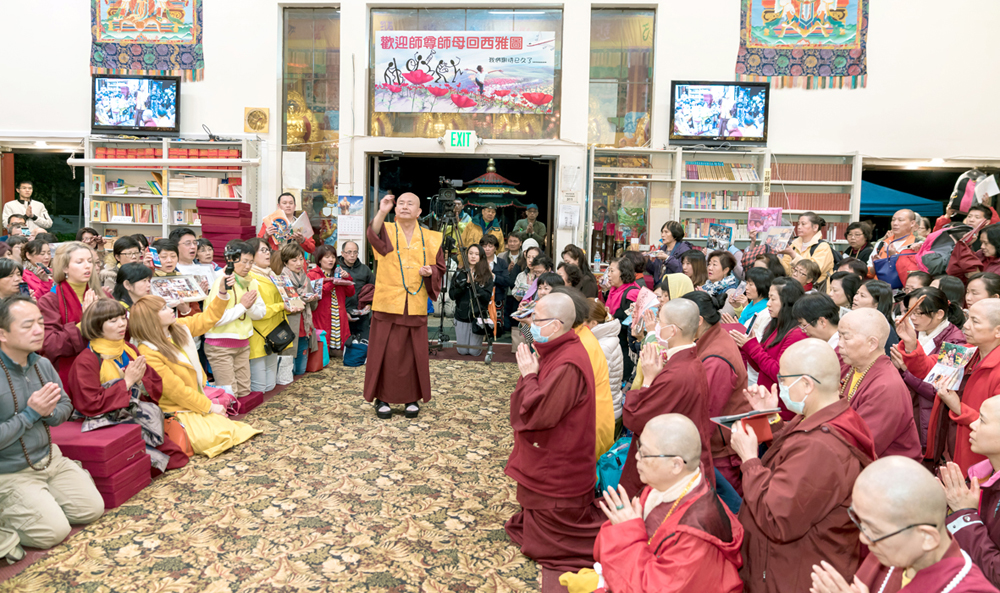2017年9月30日晚間，美國西雅圖雷藏寺恭請蓮生法王主持週六最勝金剛「大準提佛母」同修會，四眾弟子虔心護持。圖為盧師尊做總加持。